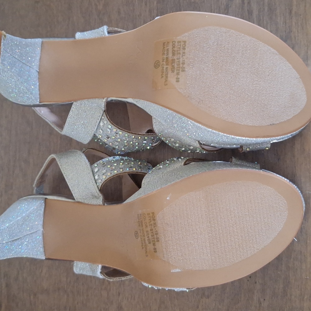NWT Elegant Silver Strappy Women's Shoes Size 10 - Picture 13 of 16